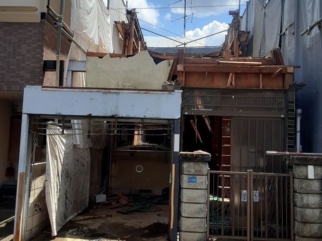 東京都板橋区高島平の木造2階建て家屋解体工事中の様子です。